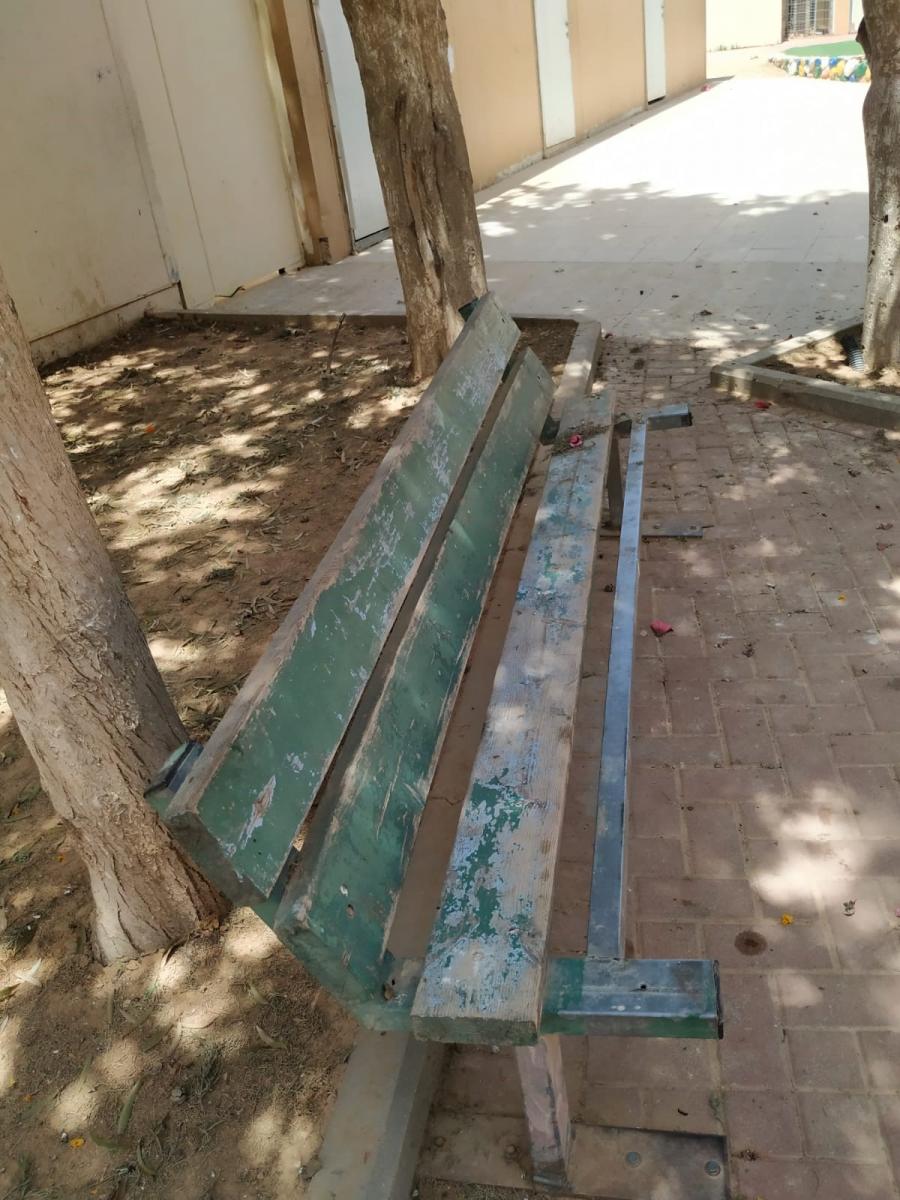 ספסל שבור באחד מבתי הספר (צילום: צבי תקשורת)